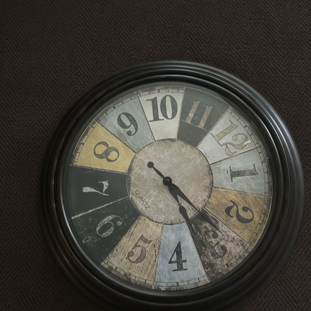 Quartz wall clock need AA batteries only nice clock